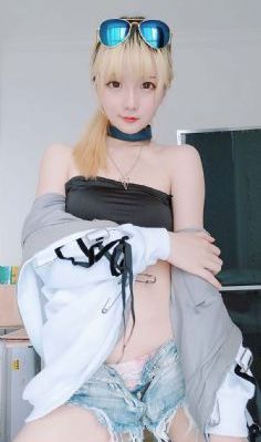 坐在联谊会角落_超清神马在线观看
